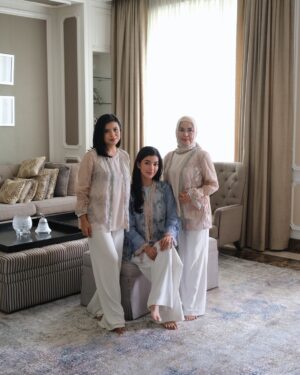 Raya Kohandi Instagram - Selamat Hari Raya Idul Fitri
Minal Aidin Wal Faidzin
Mohon maaf lahir dan batin 🤍
Top : @almayra_collection