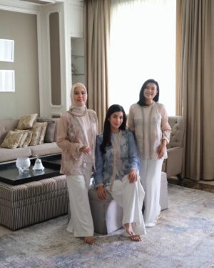 Raya Kohandi Instagram - Selamat Hari Raya Idul Fitri
Minal Aidin Wal Faidzin
Mohon maaf lahir dan batin 🤍
Top : @almayra_collection