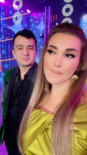 Rayhon Instagram - Do’stim, hamkasbim @jahongirpaziljonov bilan yangi yil syomkalarida video olgandik😁 

To’g’riside manga podpisanlar-ku to’g’rimi ? Etiyla 😅 

Video hazil tariqasida olindi 😊. Hammangizga sog’lik salomatlik tilayman. Kirib kelayotgan bayram barchamizga muborak bo’lsin azizlarim❤️