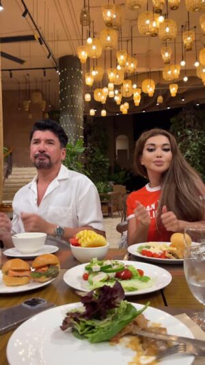 Rayhon Instagram - Hamma raqsga tushsin 🤩💃🏻

Aziz muhlislarim,hammangizga kamida shunaqa pozitiv kayfiyat tilab qolaman 😍❤️ 

Raqs yoqtimi sizlarga ? Harakat qildik 😇