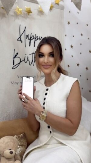 Rayhon Instagram - Alhamdulillah❤️ 

Bugun yana bir yoshga ulg’aydim, hamma-hammasi uchun avvalo,Allohga shukronalar bo’lsin, ota-onamdan minnatdorman, oilam,yaqinlarim doim yonimda ekanliklaridan, juda baxtiyorman😍 

Va albatta alohida,siz aziz muhlislarim, boringizga shukur,man sizlarni judayam yaxshi ko’raman🥰