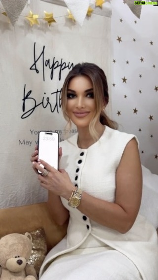 Rayhon - 53.5K Likes - Alhamdulillah❤️ 

Bugun yana bir yoshga ulg’aydim, hamma-hammasi uchun avvalo,Allohga shukronalar bo’lsin, ota-onamdan minnatdorman, oilam,yaqinlarim doim yonimda ekanliklaridan, juda baxtiyorman😍 

Va albatta alohida,siz aziz muhlislarim, boringizga shukur,man sizlarni judayam yaxshi ko’raman🥰