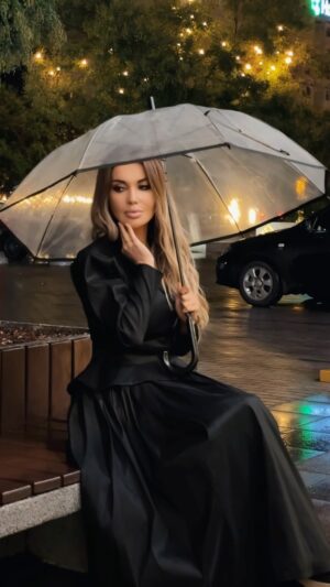 Rayhon Instagram - Yomg’irlar… 

Yuragingiz doimo , kerakli vaziyatda yoningizda bo’lsin ❤️☔️

Yaqin kunlarda, sizlarga yangi taronamni taqdim etishga tayyor turibman😊 

Tez kunda ! Kutyabsizmi ? Fikringiz man uchun juda muhim 😇