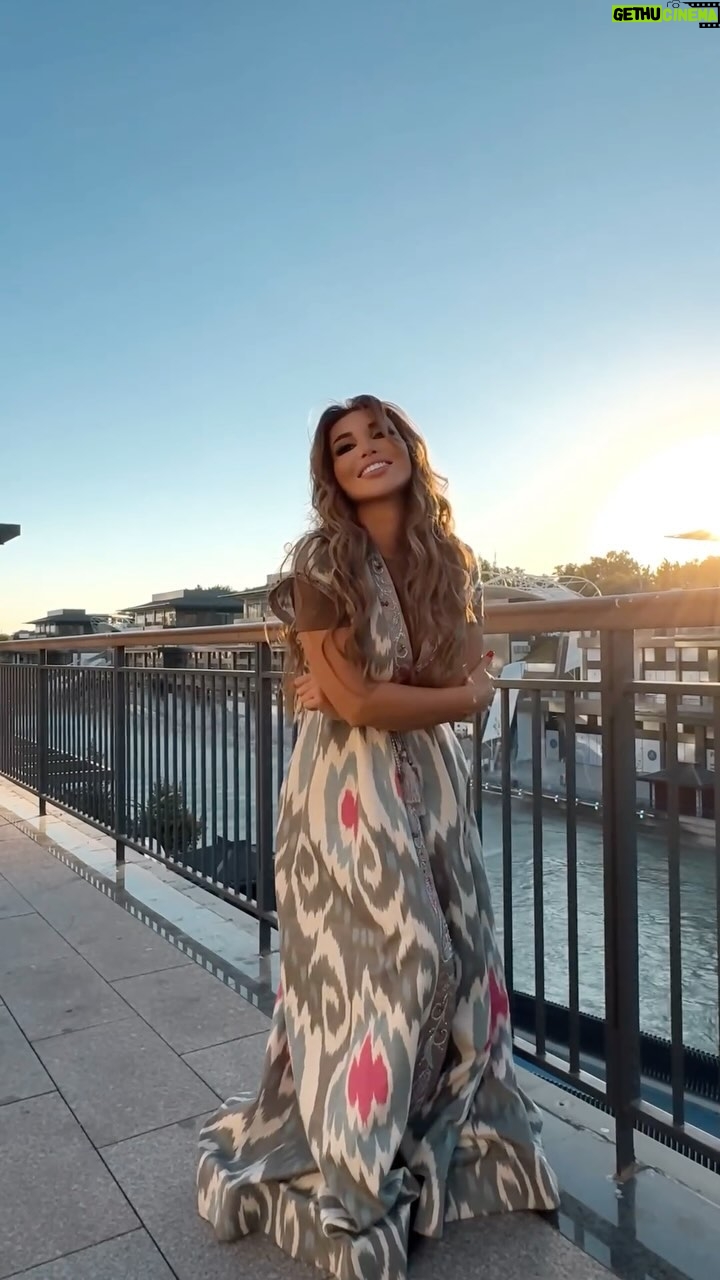Rayhon - 69.3K Likes - Atirgul 🌹 qo’shig’i uchun o’ylab topilgan yengil raqsga qanday baho berasiz😅? 

Sizlar ham raqsni takrorlay olasizmi ? Storisda videolar kutaman 😊❤️ 

Ha, etkancha ?! Ustimdagi libosim yarashibdimi ?