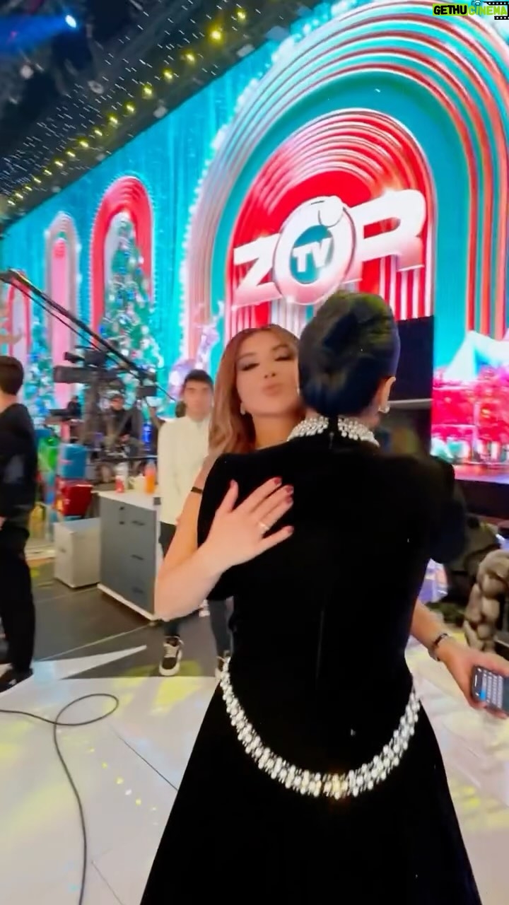 Rayhon - 43.9K Likes - Zo’r Tv telekanalida “Yangi yi” soni da sizlar bilan oynai jahon orqali diydor ko’rishamiz❤️😊

Yangi yil yaqinlashmoqda,yaqinlarni xursand qilish payti,do’stlar uydagilar bilan qanday rejalar qildingiz? Kayfiyatlar qanday 🥰?
Libos @ha_di_1989_