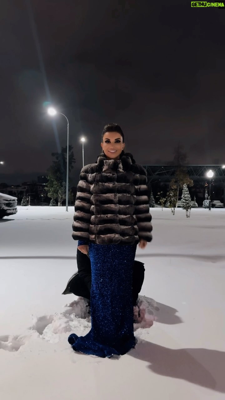 Rayhon - 45.4K Likes - O’lkamizda qish lekin qor yo’q 😅❄️

Bu video orqali sizlarga qor kayfiyatini ulashgimiz keldi😍 

Jahongir ukam bilan trendni takrorlab ko’rgan edik, sizlarga yoqdimi ? 

Syomka jarayoni qiziqarli bo’lgandi😁 , mani harakatim boshqa joyda uniki umuman boshqa joyda xullas hammangizga yaxshi kayfiyat 😁🙌🏻
