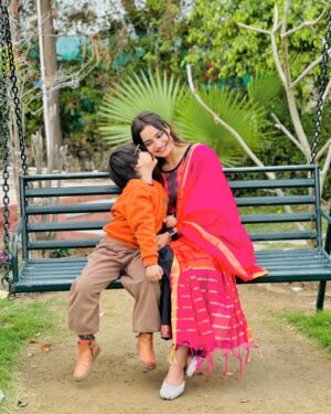 Razika Instagram - Hum dono ke liye ek caption to dete jao 😉💖
.
.
#abaanakhtar #its_razika #khala_ki_jaan_abaan