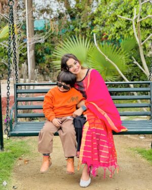 Razika Instagram - Hum dono ke liye ek caption to dete jao 😉💖
.
.
#abaanakhtar #its_razika #khala_ki_jaan_abaan
