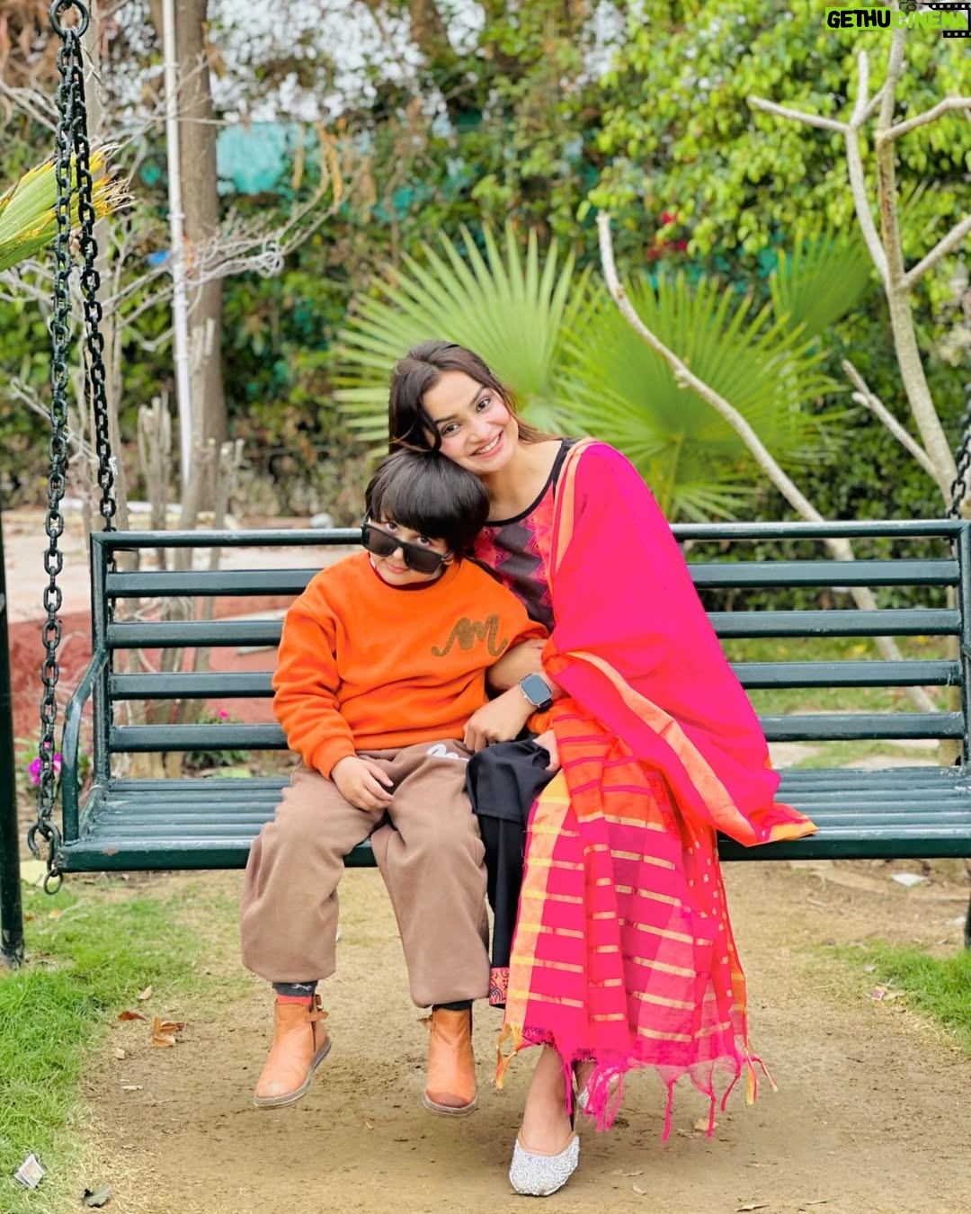 Razika - 250.2K Likes - Hum dono ke liye ek caption to dete jao 😉💖
.
.
#abaanakhtar #its_razika #khala_ki_jaan_abaan