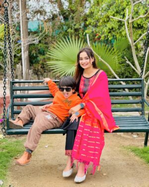 Razika Instagram - Hum dono ke liye ek caption to dete jao 😉💖
.
.
#abaanakhtar #its_razika #khala_ki_jaan_abaan