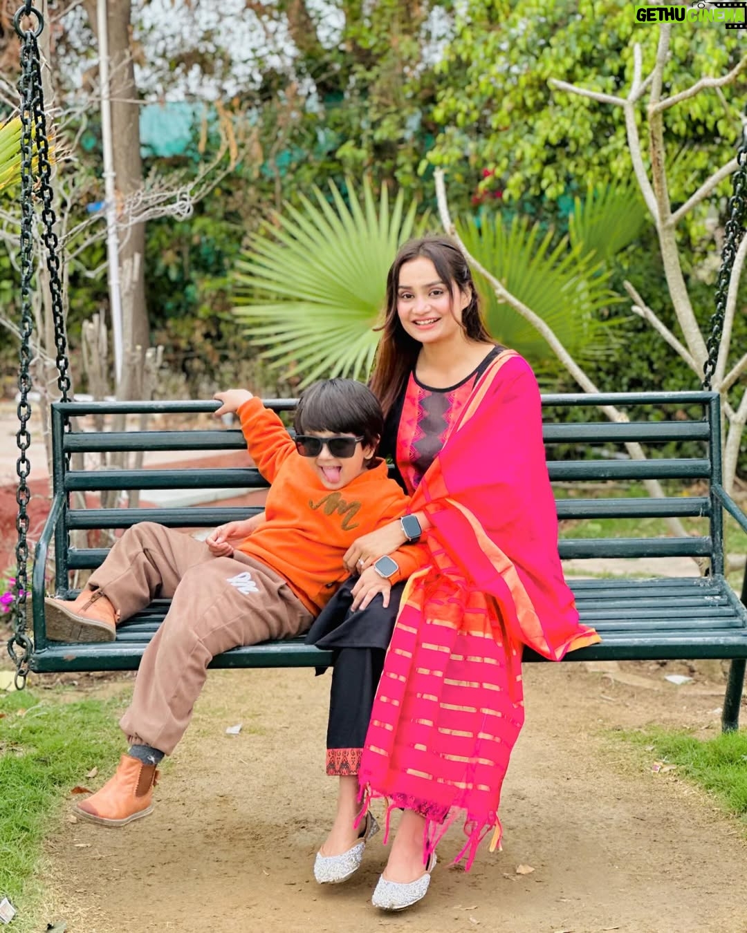 Razika - 250.2K Likes - Hum dono ke liye ek caption to dete jao 😉💖
.
.
#abaanakhtar #its_razika #khala_ki_jaan_abaan