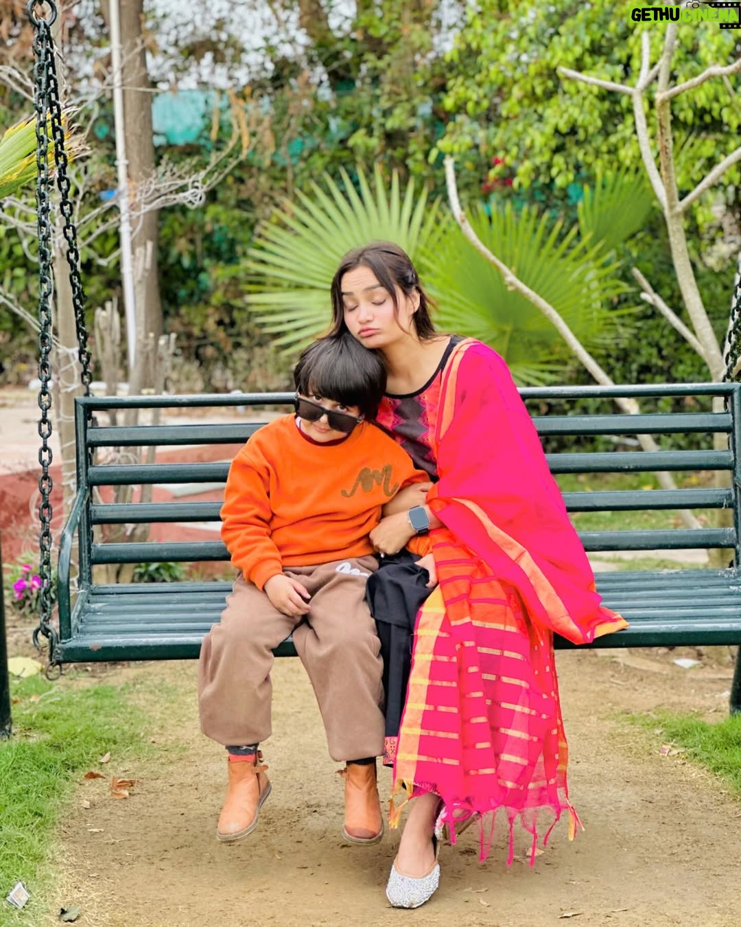 Razika - 250.2K Likes - Hum dono ke liye ek caption to dete jao 😉💖
.
.
#abaanakhtar #its_razika #khala_ki_jaan_abaan
