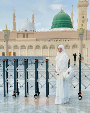 Razika Instagram - Assalamualaikum Ya Rasool Allah 🤍💚🤲
.
.
.
#its_razika #madina #muhammadﷺ #umrah