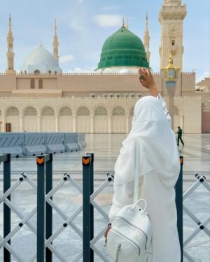 Razika Instagram - Assalamualaikum Ya Rasool Allah 🤍💚🤲
.
.
.
#its_razika #madina #muhammadﷺ #umrah