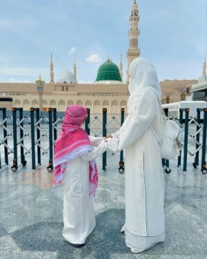 Razika Instagram - Assalamualaikum Ya Rasool Allah 🤍💚🤲
.
.
.
#its_razika #madina #muhammadﷺ #umrah