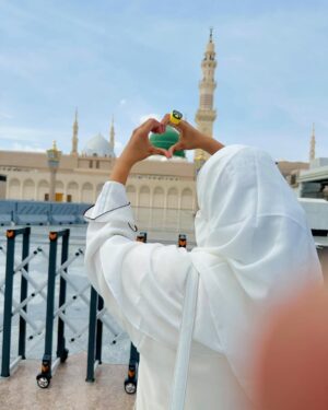 Razika Instagram - Assalamualaikum Ya Rasool Allah 🤍💚🤲
.
.
.
#its_razika #madina #muhammadﷺ #umrah
