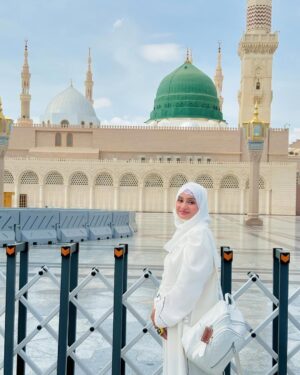 Razika Instagram - Assalamualaikum Ya Rasool Allah 🤍💚🤲
.
.
.
#its_razika #madina #muhammadﷺ #umrah