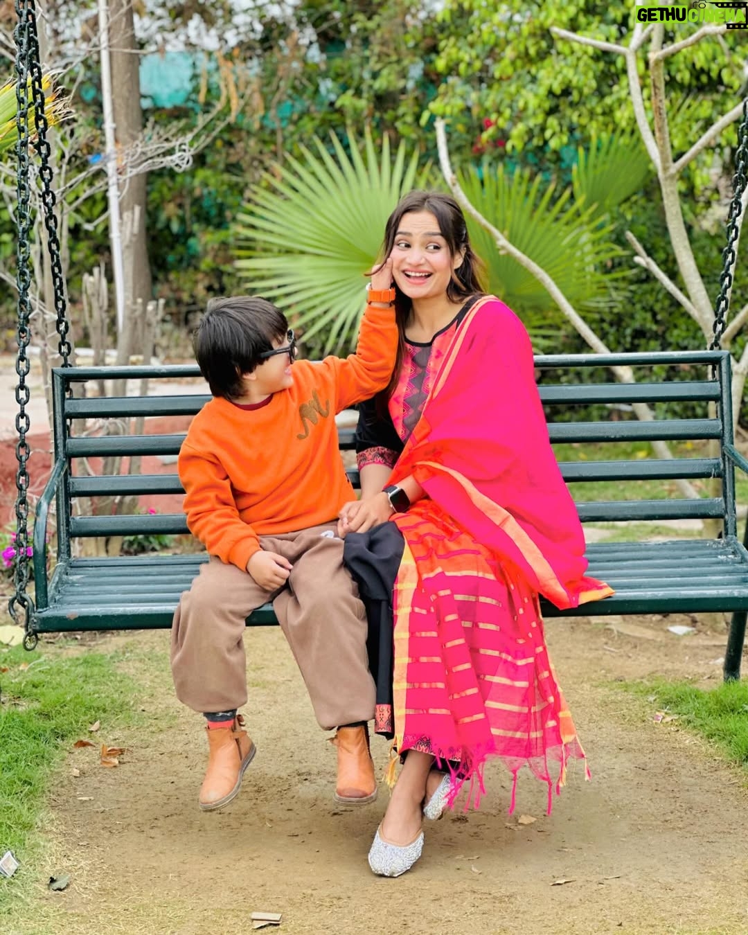 Razika - 250.2K Likes - Hum dono ke liye ek caption to dete jao 😉💖
.
.
#abaanakhtar #its_razika #khala_ki_jaan_abaan