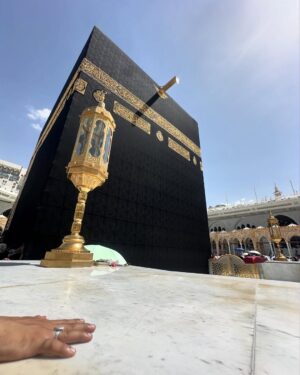 Razika Instagram - Mai kabe ki chadar ko hatho se pakad lungi 🕋♥️🥺
.
.
#its_razika #umrah #mecca #kaaba