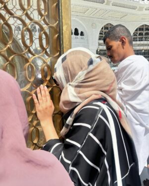 Razika Instagram - Mai kabe ki chadar ko hatho se pakad lungi 🕋♥️🥺
.
.
#its_razika #umrah #mecca #kaaba