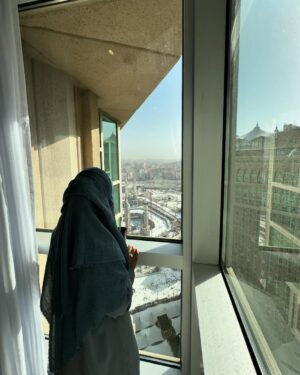 Razika Instagram - Mai kabe ki chadar ko hatho se pakad lungi 🕋♥️🥺
.
.
#its_razika #umrah #mecca #kaaba