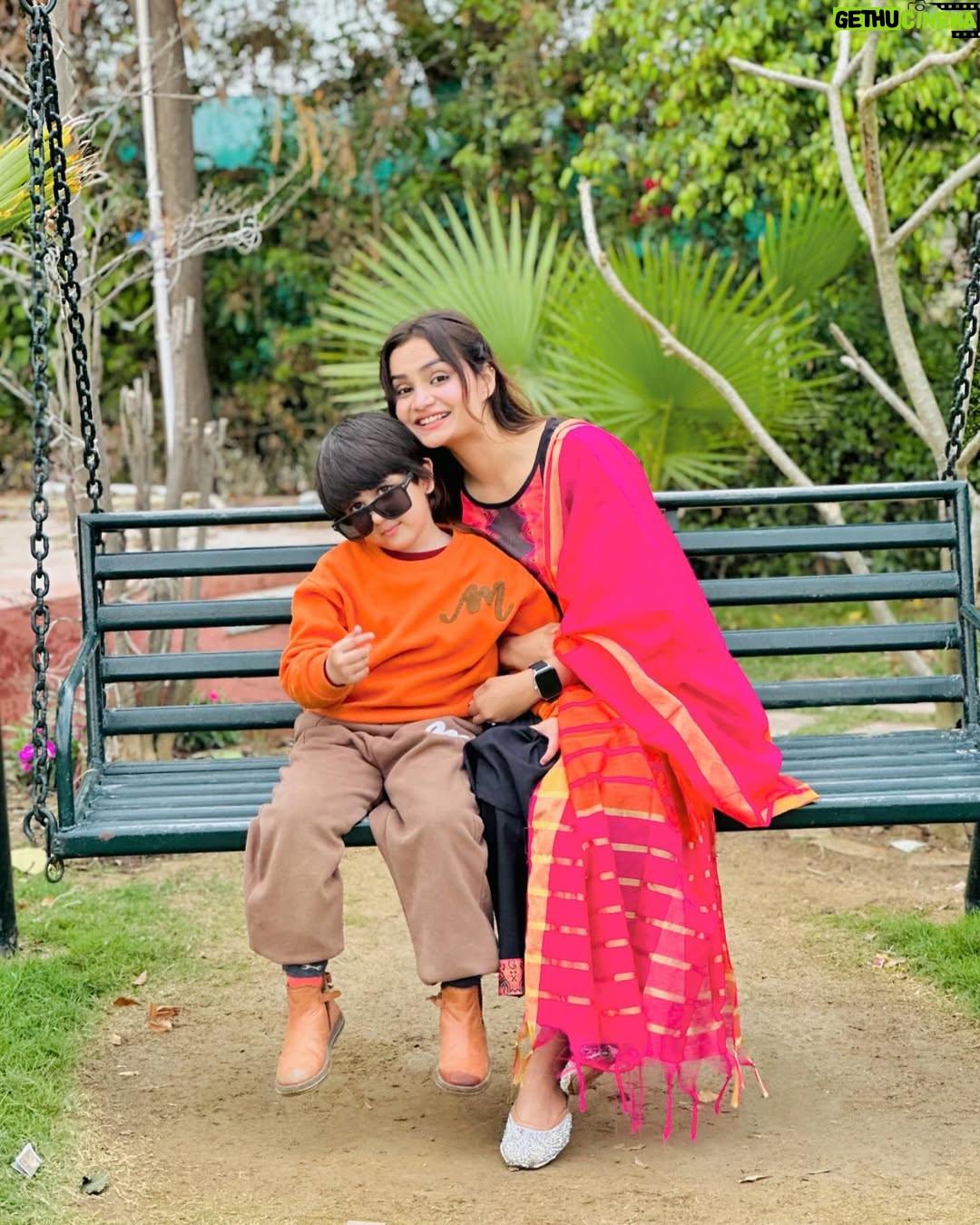 Razika - 250.2K Likes - Hum dono ke liye ek caption to dete jao 😉💖
.
.
#abaanakhtar #its_razika #khala_ki_jaan_abaan