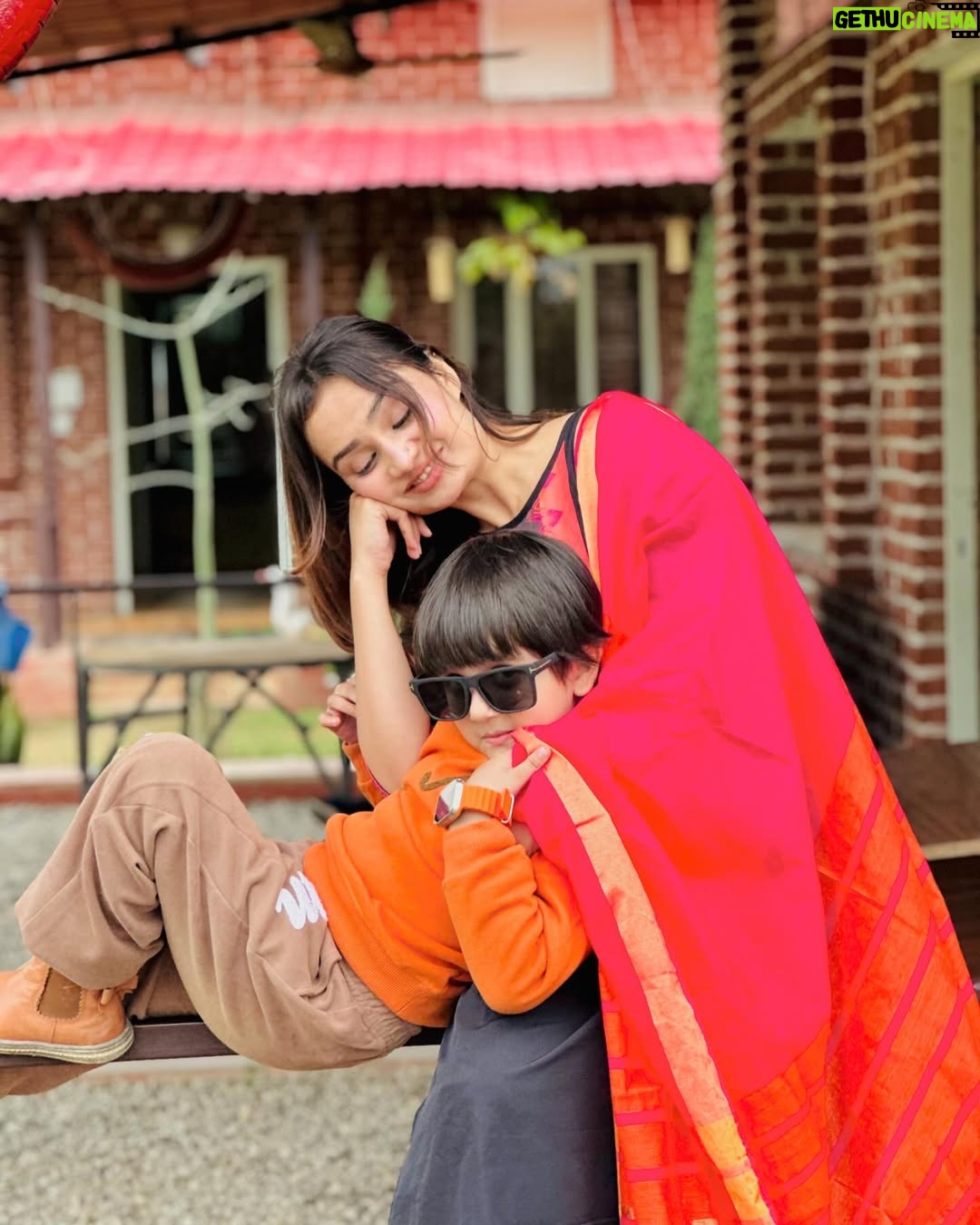 Razika - 250.2K Likes - Hum dono ke liye ek caption to dete jao 😉💖
.
.
#abaanakhtar #its_razika #khala_ki_jaan_abaan