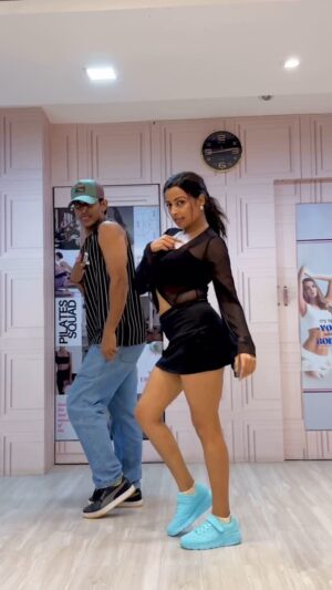 Reecha Sinha Instagram - Letās do some dance workout with @ashishgirii š
Choreo - @ashishgirii
š„- @kshitij__sawant_
Studio - @vervefitnesshub
Dance, workout, Bollywood, practice session, workout, studio