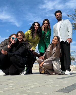 Reem Alnajem Instagram - مسلسل #للمعاريس_فقط في رمضان
يوميا على قناة #روتانا_خليجية @khalejiatv
و على قناة #الشرقية_من_كلباء @sharqiyakalbatv
و على تطبيق #شاهد @shahid.vod
انتاج @beeproductionskw
اشراف عام #فؤاد_علي @fuad_3ali
تأليف #علياء_الكاظمي @alyaa_story
إخراج #هيا_عبدالسلام #لولوة_عبدالسلام
@haya_abdul_salam
@lulwah_abdulsalam @reem_erhama