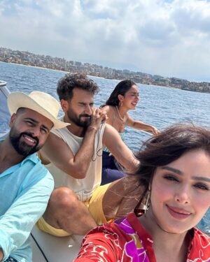 Reem Alnajem Instagram - سعيدة جداً بحضوري البسيط في الفلم مع نجوم متمكنين في مجالهم استحقوا هالادوار وبكل جدارة …. مبروك النجاح الكاسح الي كسر الدنيا … الفلم هادف جميل يشجع على الحياة الزوجية الجميلة و يشجع الشباب على الزواج عن طريق الخطبة و المعارف و ممكن هذا الزواج يكون انجح من زواج الحب و العلاقة ماقبل الزواج 👏👏👏 يشجع الازواج على عبش الحياة الجميلة الي فيها مرح و لعب و تعارف بين الطرفين و تكوين علاقة حب تحت ظروف شرعية و يجمعهم سقف الزواج الفلم فية حكم كثيرة … مثل الي صار مع نور ان الدنيا ماتوقف على احد او على شخص انتهازي و ان السعادة و الحب ممكن ينوجد مع اشخاص افضل … اخراج الفلم كان بطريقة جميلة وحبكة كوميدية ظريفة… التصوير يتكلم عن لوحة فنية… من جمال الالوان و اللوكيشن … الازياء في غاااية الجمال … المكياج و لا غلطة …الفلم جميل كلة طاقة حب و تفاؤل و امل و استقرار شكراً لكل طاقم العمل و المجهود الجبار
@jamalsannanofficial
@elieelsemaan
@nour
@m_boushehri
@f_almezel
@netflixmena
الازياء الروعة @yasminhsaleh
المكياج
الشعر