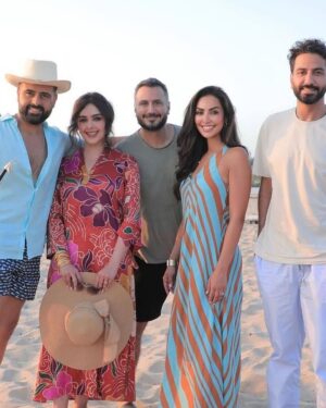 Reem Alnajem Instagram - سعيدة جداً بحضوري البسيط في الفلم مع نجوم متمكنين في مجالهم استحقوا هالادوار وبكل جدارة …. مبروك النجاح الكاسح الي كسر الدنيا … الفلم هادف جميل يشجع على الحياة الزوجية الجميلة و يشجع الشباب على الزواج عن طريق الخطبة و المعارف و ممكن هذا الزواج يكون انجح من زواج الحب و العلاقة ماقبل الزواج 👏👏👏 يشجع الازواج على عبش الحياة الجميلة الي فيها مرح و لعب و تعارف بين الطرفين و تكوين علاقة حب تحت ظروف شرعية و يجمعهم سقف الزواج الفلم فية حكم كثيرة … مثل الي صار مع نور ان الدنيا ماتوقف على احد او على شخص انتهازي و ان السعادة و الحب ممكن ينوجد مع اشخاص افضل … اخراج الفلم كان بطريقة جميلة وحبكة كوميدية ظريفة… التصوير يتكلم عن لوحة فنية… من جمال الالوان و اللوكيشن … الازياء في غاااية الجمال … المكياج و لا غلطة …الفلم جميل كلة طاقة حب و تفاؤل و امل و استقرار شكراً لكل طاقم العمل و المجهود الجبار
@jamalsannanofficial
@elieelsemaan
@nour
@m_boushehri
@f_almezel
@netflixmena
الازياء الروعة @yasminhsaleh
المكياج
الشعر