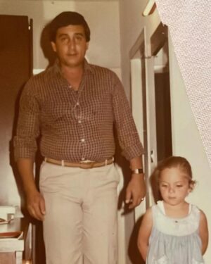 Reem El Baroudy Instagram - اللهم اني لا اسالك رد القضاء ولكني اسالك دائما اللطف فيه 
توفي الي رحمه الله والدي المهندس 
مجدي مدحت عزت  البارودي 
 ١١ يناير ٢٠٢٣ اول مره اكتب وأقدر من سنه
  عدت سنه شفت فيها اسواء قلوب البشر  اتالمت وتعلمت 
ومازلت بتألم علي فراقه 
منذ تاريخ وفاته كان ذلك تاريخ وفاه قلبي لازلت أتذكر 
تلك الرجفه اللي هزت قلبي حين علمت بوفاته 
سيظل عزائي بك عمرا حتي نلتقي ياوالدي .
اسألكم الفاتحه والدعاء لوالدي ولكل من رحل عنا