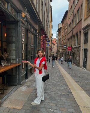 Regina Todorenko Instagram - Больше не ведущая.
 
Вернее не только 

На выходных вышла 4 серия нашего тревел-шоу «Запретный Китай» и хочется наконец поделиться, почему к этому проекту я отношусь с особым трепетом. 

Год назад мне пришла в голову идея создать уникальный, качественный тревел-продукт про Китай. 🇨🇳 

Я поделилась этой идеей с замечательным человеком и генпродюсером Николаем Борисовичем Картозией @kartozz 
Его поддержка и профессионализм помогли воплотить мою мечту (а это действительно мечта) в реальность! 

Три месяца командировок, тонны контента и 10 выпусков в итоге. Команда в экспедиции, команда постпродакшена , которая продолжает трудиться над проектом даже сейчас, в эту минуту. И все ради того, чтобы показать увлекательный, образовательный и полезный контент! Это действительно серьезная работа, и я горжусь тем, что мы открыли «окно в Китай». 

Как продюсер, я чувствую всю ответственность за наш проект. Мне волнительно, когда я думаю о том, как его воспримут зрители.

Хочется, чтобы вы увидели всю ту магию и красоту, которую мы старались запечатлеть. Надеюсь, вам понравится то, что мы создали!

Не пропустите! Воскресенье, 12:00, @fridaytv 

#запретныйкитай