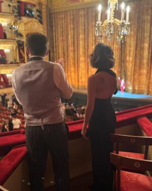 Regina Todorenko Instagram - Мой первый раз 
в Большом театре на балете «Щелкунчик».
Плакала от счастья как ребенок! 
10 лет я пыталась попасть на балет, о котором мечтают миллионы. 
Спасибо за исполнение моей мечты 🙏🏻
Пусть и у вас сбываются мечты ♥️ 🪄 
#Щелкунчик #nutcracker