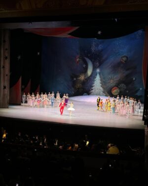 Regina Todorenko Instagram - Мой первый раз 
в Большом театре на балете «Щелкунчик».
Плакала от счастья как ребенок! 
10 лет я пыталась попасть на балет, о котором мечтают миллионы. 
Спасибо за исполнение моей мечты 🙏🏻
Пусть и у вас сбываются мечты ♥️ 🪄 
#Щелкунчик #nutcracker