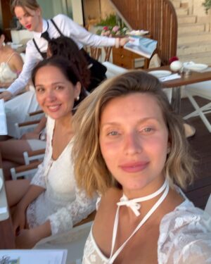 Regina Todorenko Instagram - Я запомню этот вечер навсегда.
Тихий свет, потрескивание льда в бокале, идеально приготовленные морепродукты, солоноватый вкус моря на губах…. Но главное — слова, которые я услышала здесь от своих подруг. Те самые, от которых сжимается сердце, а в глазах появляются слезы.
Не буду рассказывать о сокровенном, но поверьте: именно ради таких моментов и стоит жить. Когда понимаешь, что тебя любят. Что тебя видят. Что ты — не одна.
Спасибо ресторану @sakhalin.bodrum.wrf за атмосферу, в которой так легко быть искренними. И спасибо вам, мои дорогие, за то, что подарили мне этот вечер.