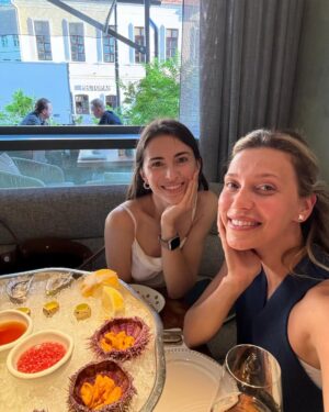 Regina Todorenko Instagram - Лучшая традиция - раз в год мы собираемся с друзьями проводим несколько дней вместе ♥️
Почему так редко???? Эх, потому что живем на расстоянии. Мы и дети ждем этих сладких моментов, когда сможем потусить вместе, а я просто обожаю Маришку и Диму @marinamogilko @pistolyako (уже 7 дет вместе😃. Всех детей вместе рожали ) 😄у нас даже есть фото, где каждый год прибавлялось по новому ребенку 🤣. Надо найти, покажу вам)