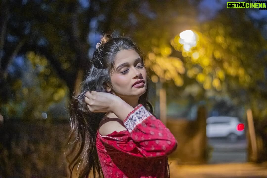 Reshma Thakur - 47.6K Likes - Happiness depends on your mindset and attitude.🖤💋