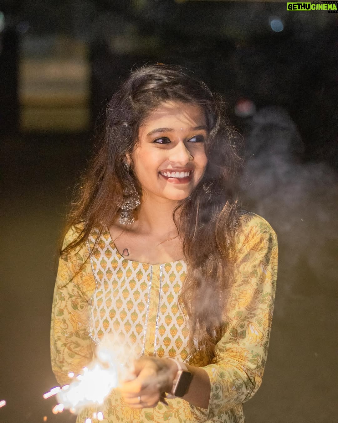 Reshma Thakur - 39.8K Likes - Celebrating the festival of love and lights! ...💛🪔