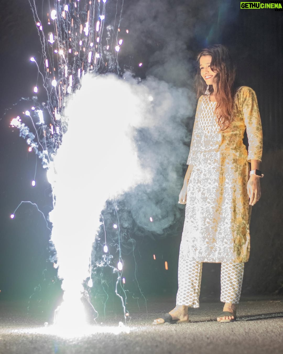 Reshma Thakur - 39.8K Likes - Celebrating the festival of love and lights! ...💛🪔
