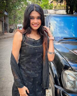 Reshma Thakur Instagram - “Modern thinking, traditional look. What a perfect match!”🖤🫠