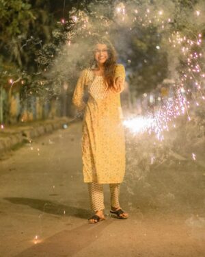 Reshma Thakur Instagram - Celebrating the festival of love and lights! ...💛🪔