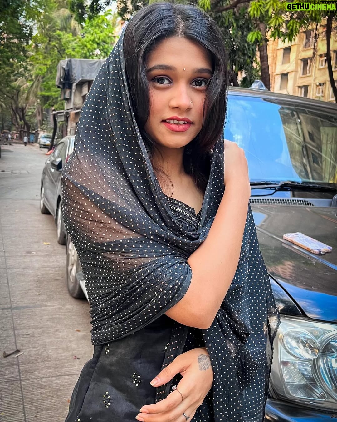 Reshma Thakur - 40.1K Likes - “Modern thinking, traditional look. What a perfect match!”🖤🫠