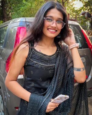 Reshma Thakur Instagram - “Modern thinking, traditional look. What a perfect match!”🖤🫠