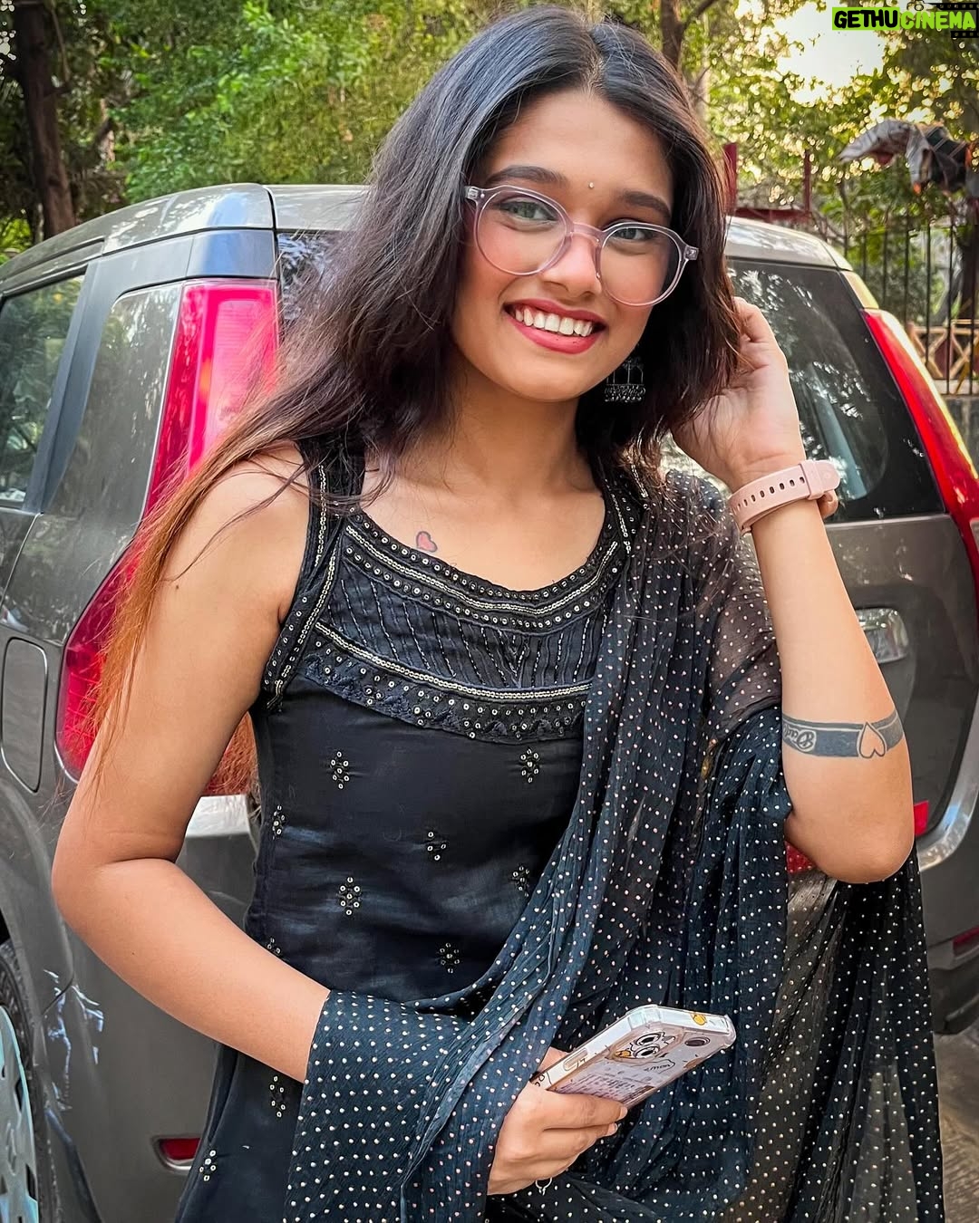 Reshma Thakur - 40.1K Likes - “Modern thinking, traditional look. What a perfect match!”🖤🫠