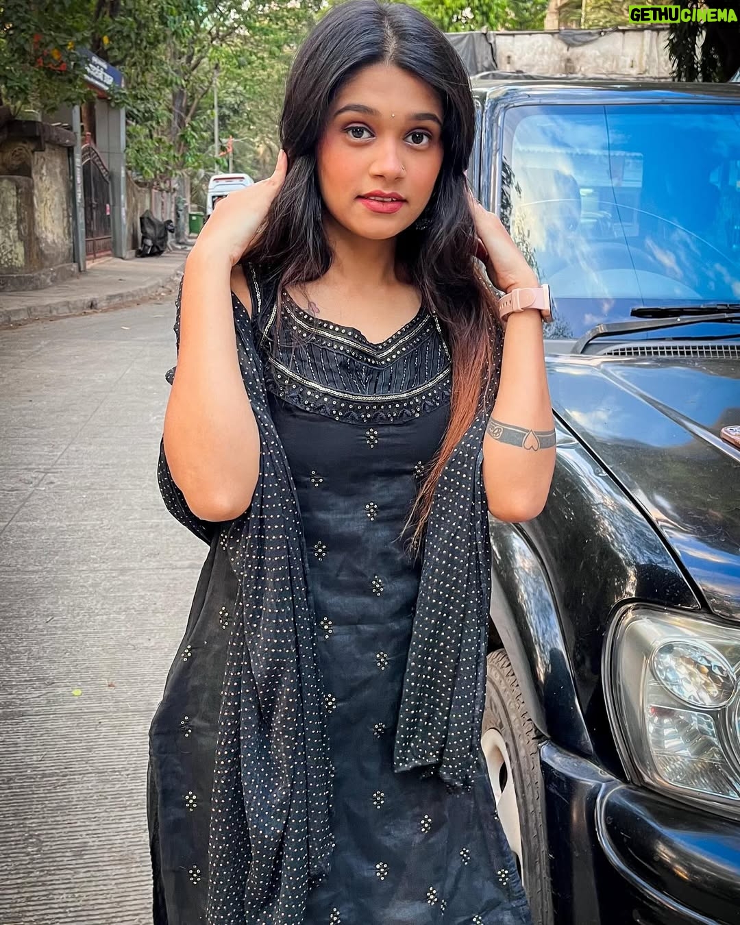 Reshma Thakur - 40.1K Likes - “Modern thinking, traditional look. What a perfect match!”🖤🫠