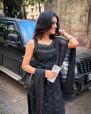 Reshma Thakur Instagram - “Modern thinking, traditional look. What a perfect match!”🖤🫠