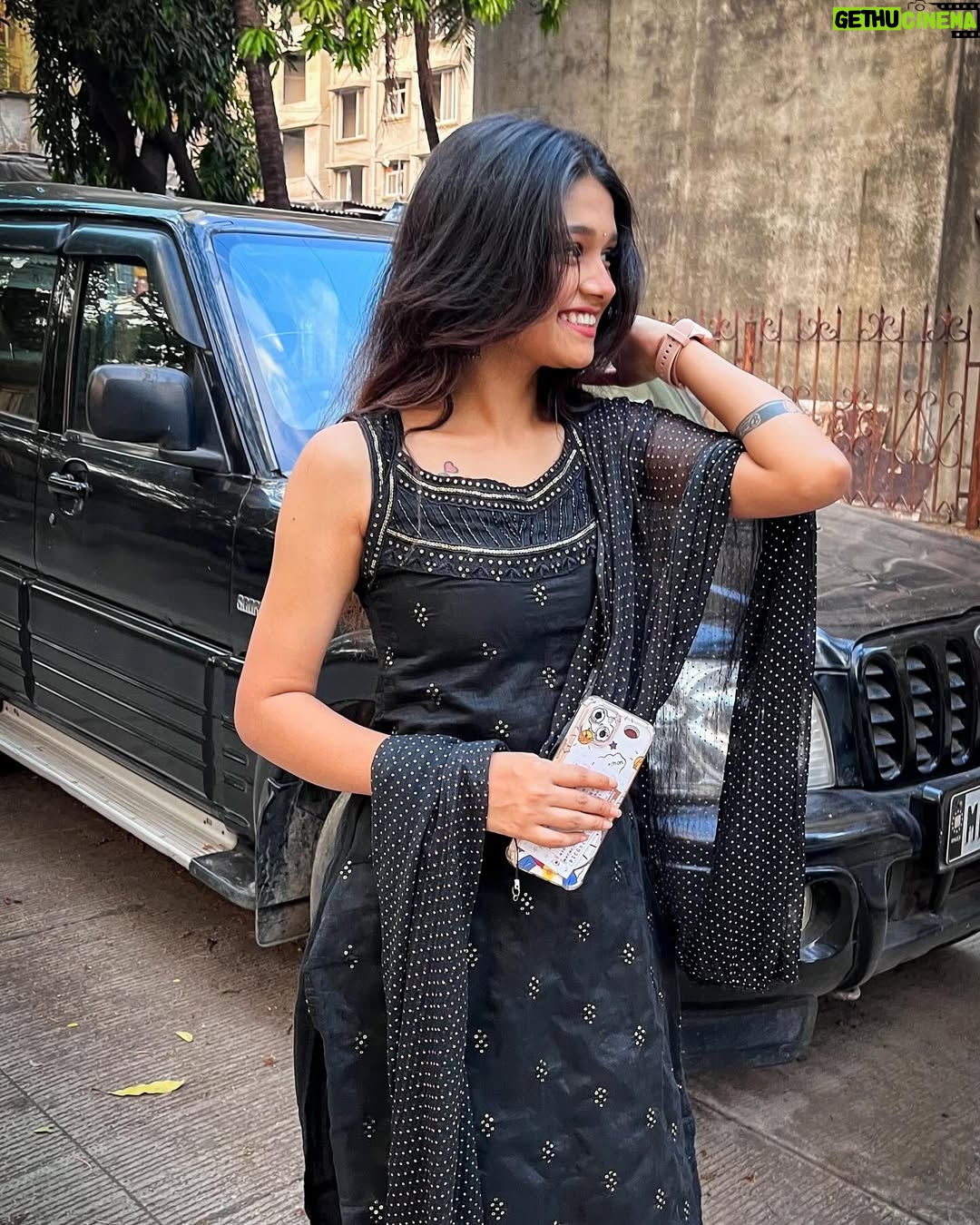 Reshma Thakur - 40.1K Likes - “Modern thinking, traditional look. What a perfect match!”🖤🫠