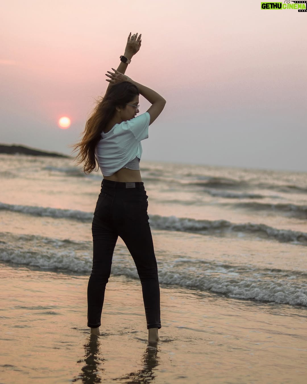 Reshma Thakur - 42.9K Likes - "If there’s heaven for me, I’m sure it has a beach attached to it."🌊🌥️🤍