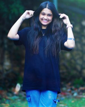 Reshma Thakur Instagram - Life is like a camera: Focus on the good times, develop from the negatives, and if things don’t work out, take another shot📸🖤